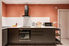 Beach Apartment - 2 Bedrooms Free WiFi Parking